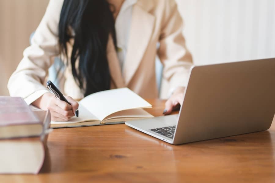 How to Find the Right Academic Expert Online - A Professional Guide for Postgraduate Students